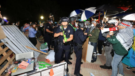 California Üniversitesi’nde ‘baskın’ endişesi: Yüzlerce polis yığıldı